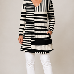 Sienna long blouse with V-neck in black and white print
