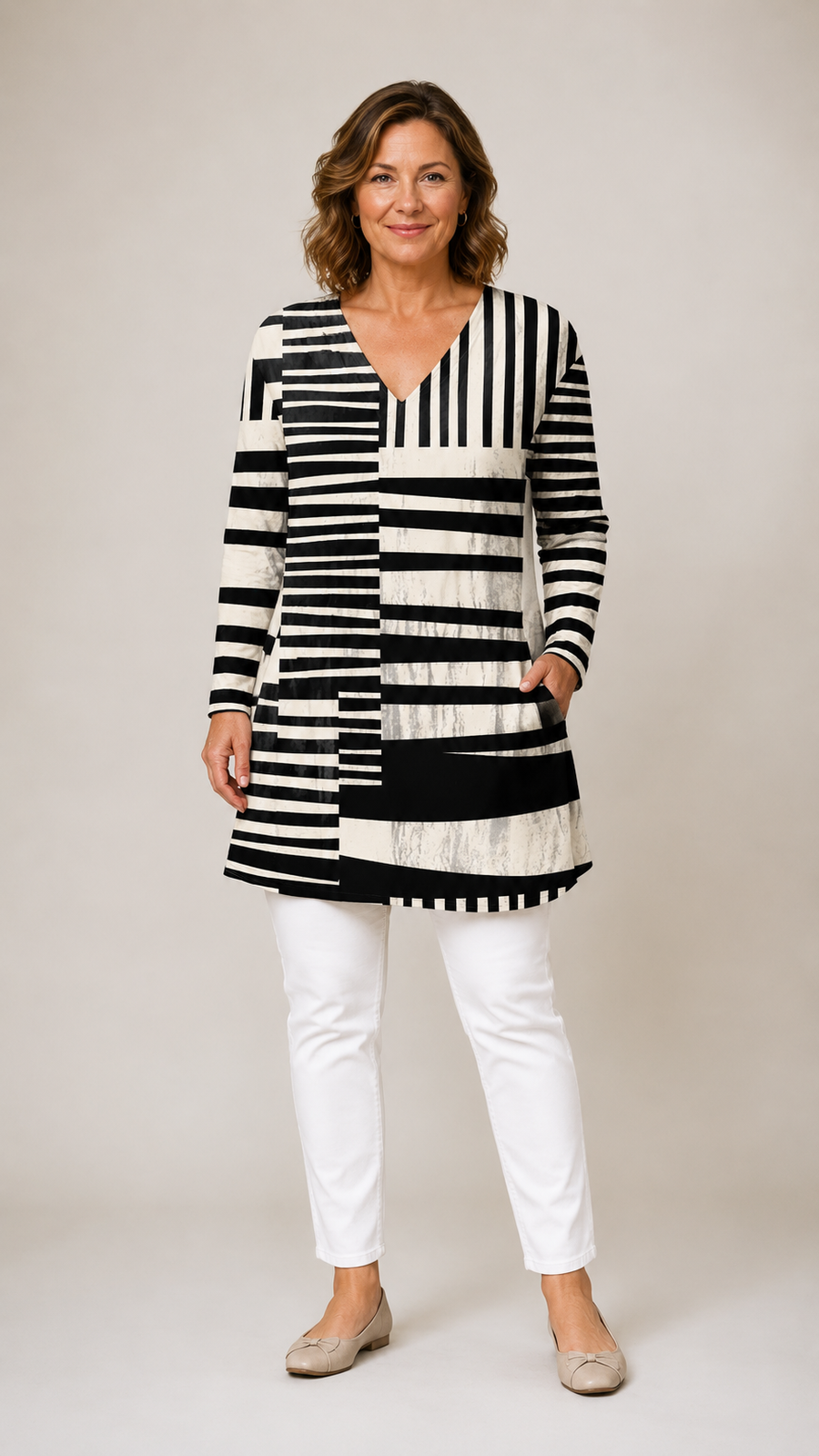 Sienna long blouse with V-neck in black and white print