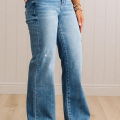 Eleanor High Rise Frayed Hem Jeans in Medium Wash, frayed hem detail